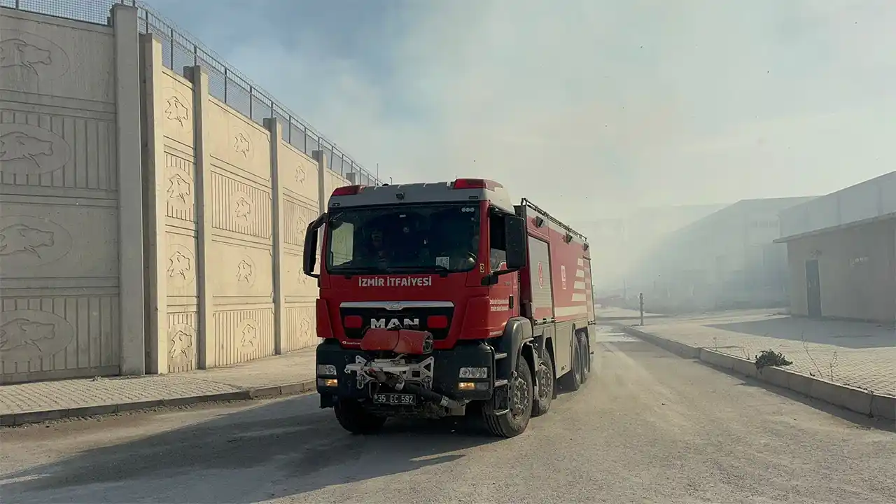Aydın'da kağıt fabrikasının depolama alanında çıkan yangına müdahale sürüyor