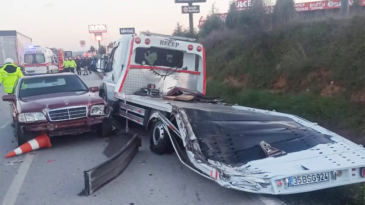 İzmir'de pikabın 2 araca çarpması sonucu 1 kişi öldü, 1 kişi ağır yaralandı