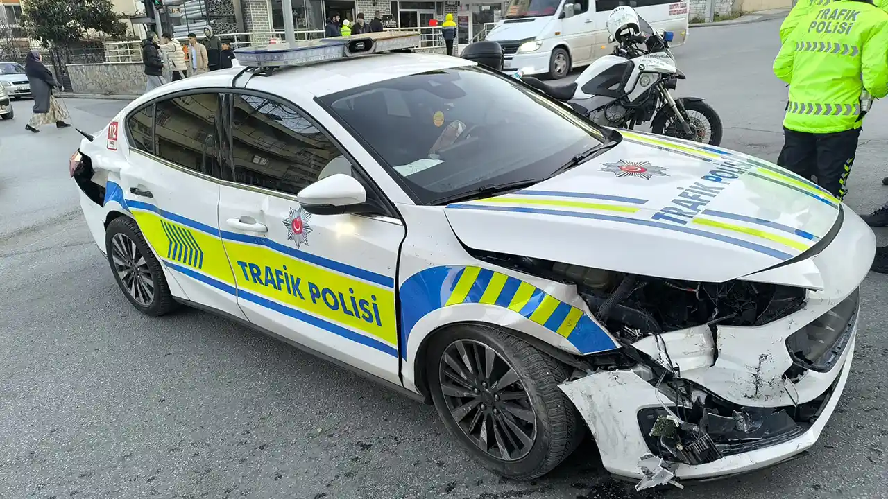 Denizli'de otomobille ekip aracının çarpıştığı kazada 1'i polis 4 kişi yaralandı
