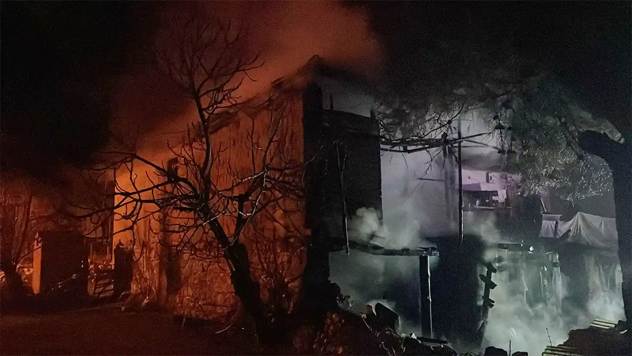 Büyükkayalı’da Alevler Yükseldi, 100 Tavuk Telef Oldu