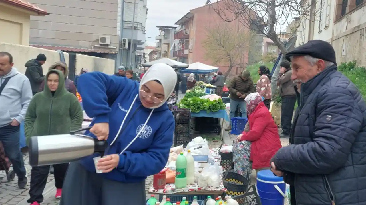Efeler'de gönüllü gençlerden pazar esnafına çay ikramı