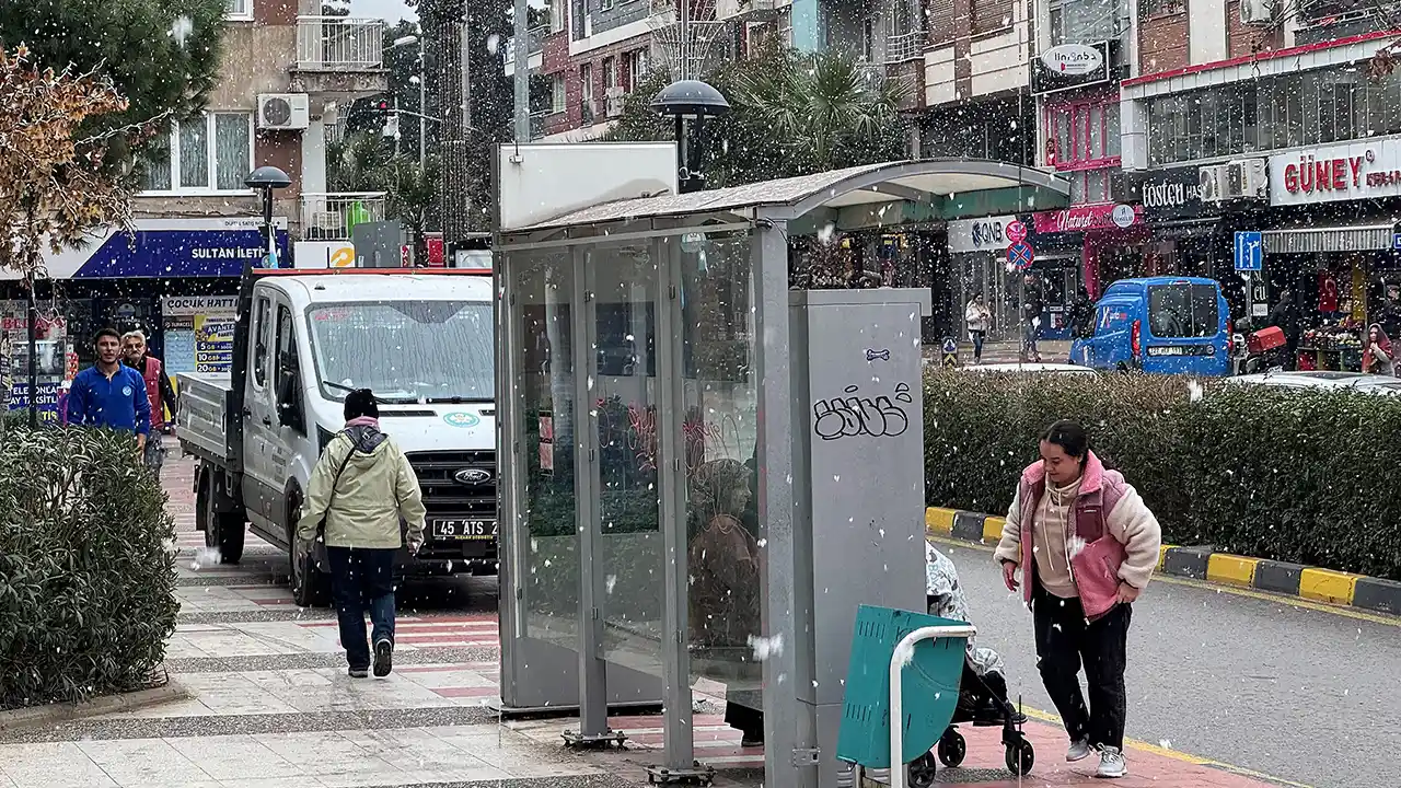 Manisa'da kar yağışı etkili oldu
