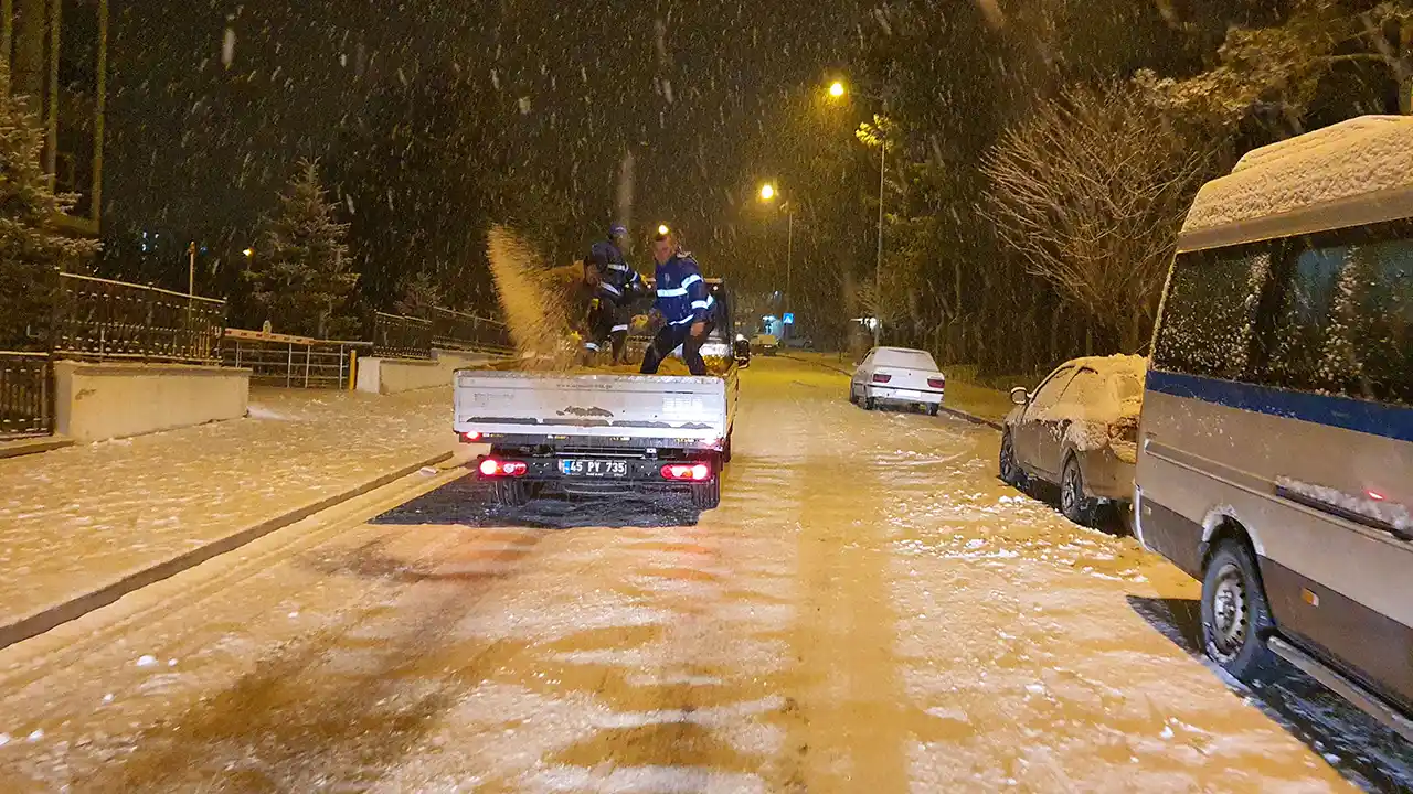 Demirci'de kar etkili oldu