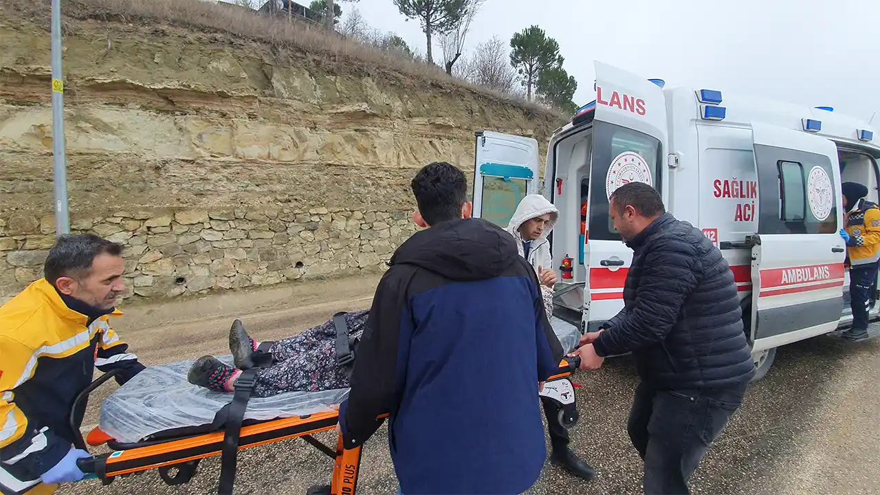 Demirci'de iki otomobilin çarpıştığı kazada 3 kişi yaralandı