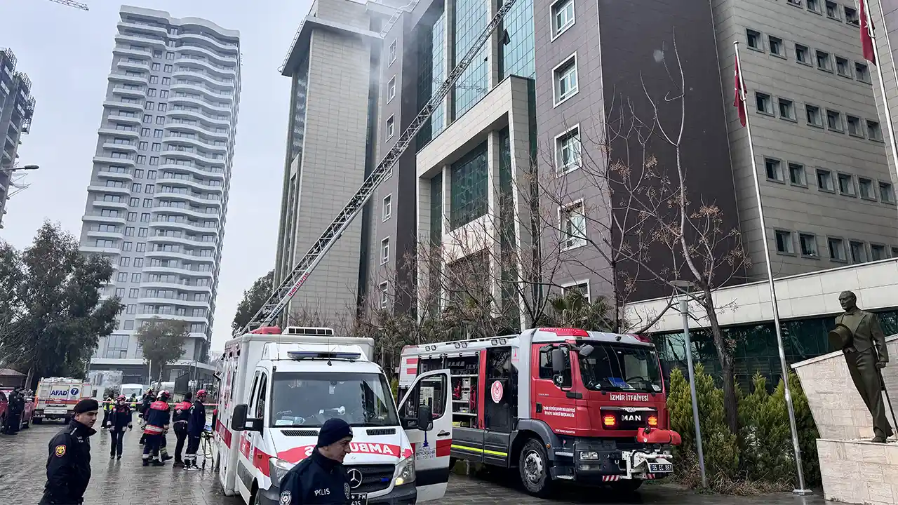 İzmir Bölge Adliye Mahkemesinde deprem tatbikatı yapıldı