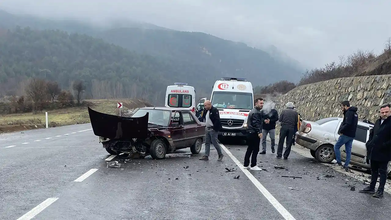 Kütahya'da 2 otomobilin çarpıştığı kazada 3 kişi yaralandı