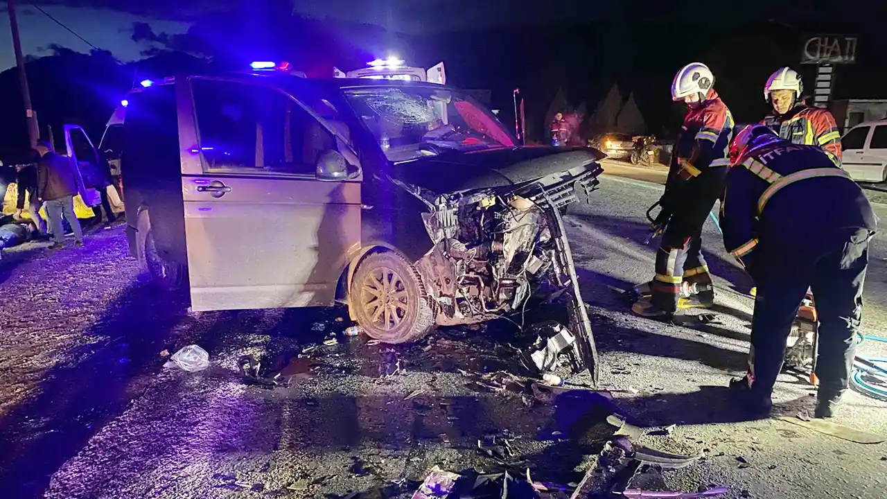 Aydın'da otomobil ve panelvanın çarpıştığı kazada 3 kişi yaralandı