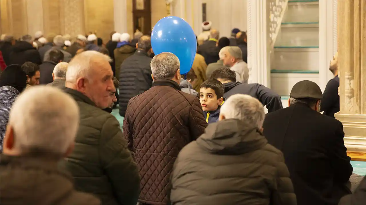 İzmir ve çevre illerde ilk teravih namazı kılındı