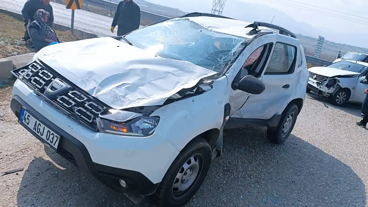 Manisa'da çarpışan iki otomobildeki 6 kişi yaralandı