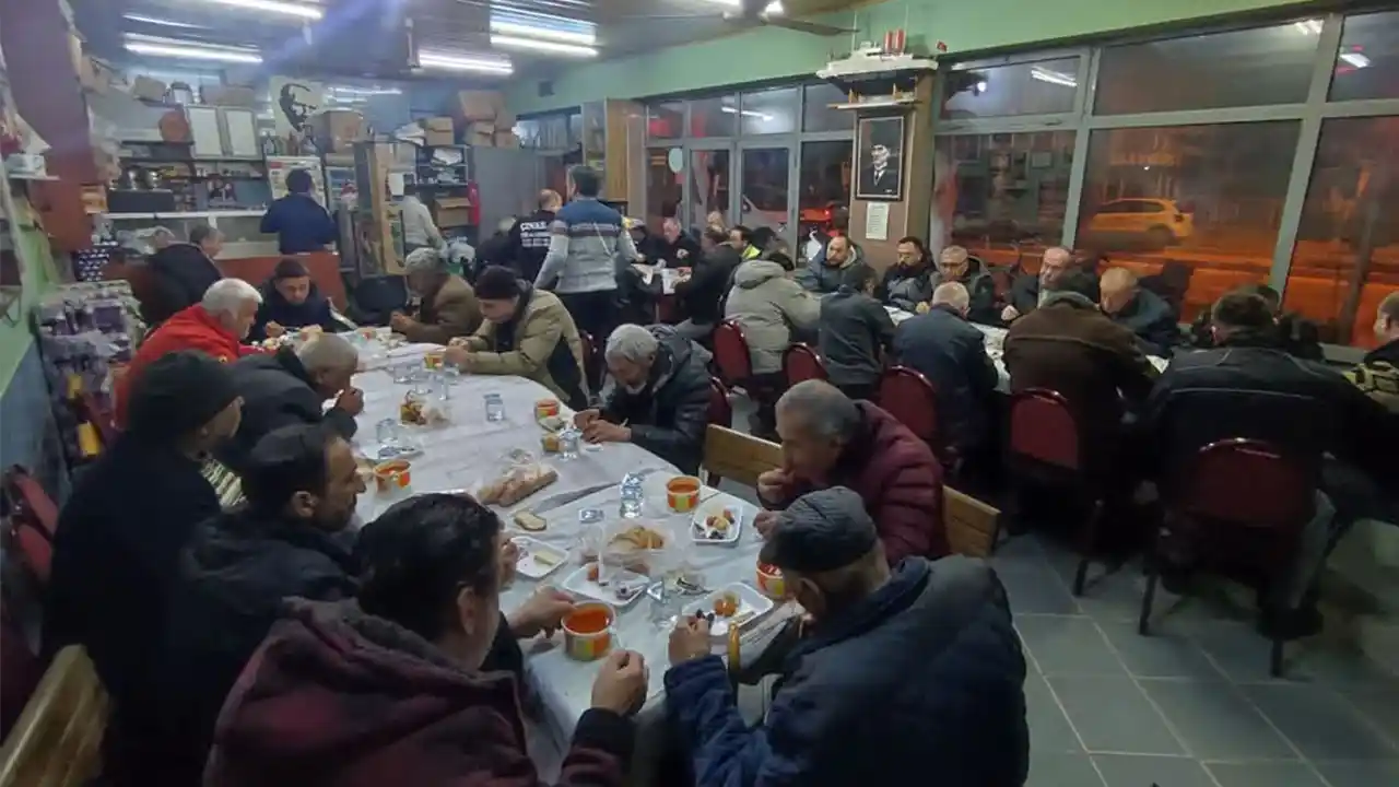 İzmir'de kahvehanede sahur geleneği 9 yıldır sürdürülüyor
