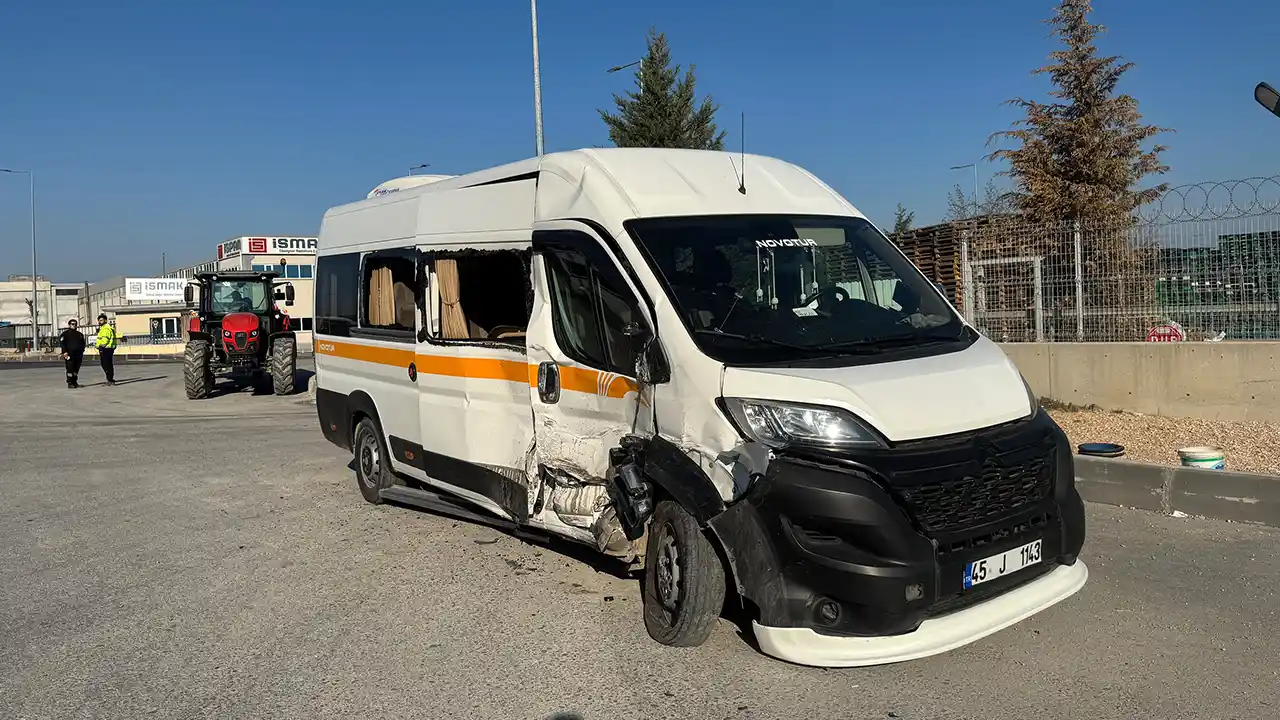 Manisa'da iki işçi servisinin çarpıştığı kazada 19 kişi yaralandı