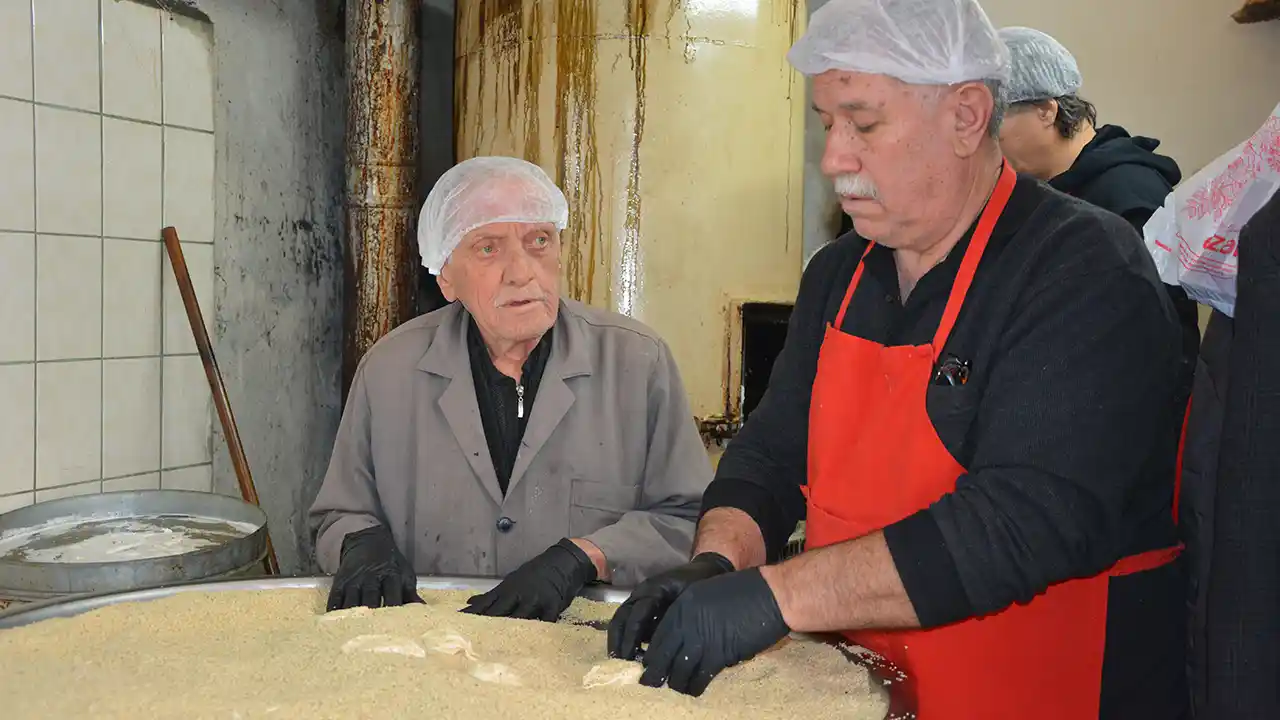Manisa'da ramazan geleneği susamlı helva iftar sofralarındaki yerini aldı