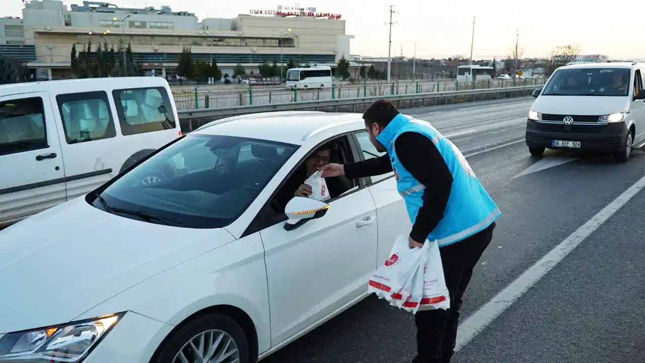 Uşak'ta İftara Trafikte Yakalananlara İftariyelik Verildi