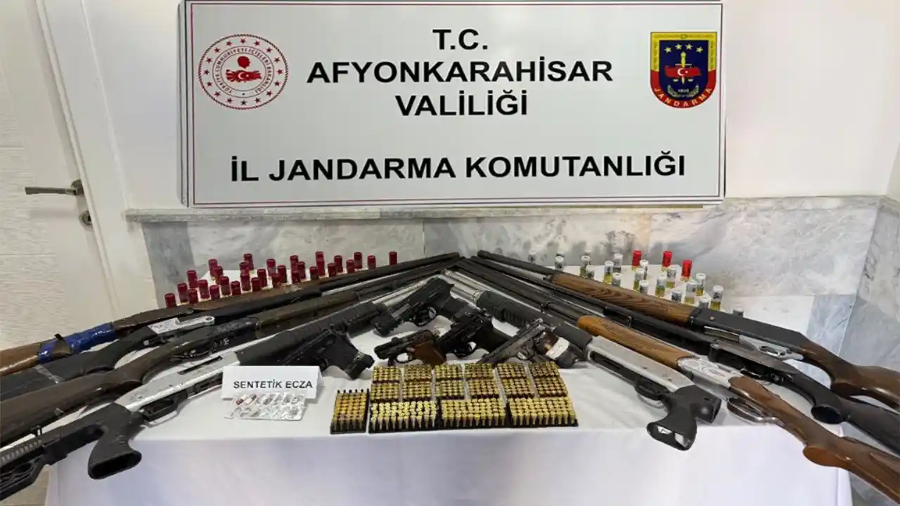 Afyonkarahisar'da evlerinde silah bulunduran 6 şüpheliye para cezası