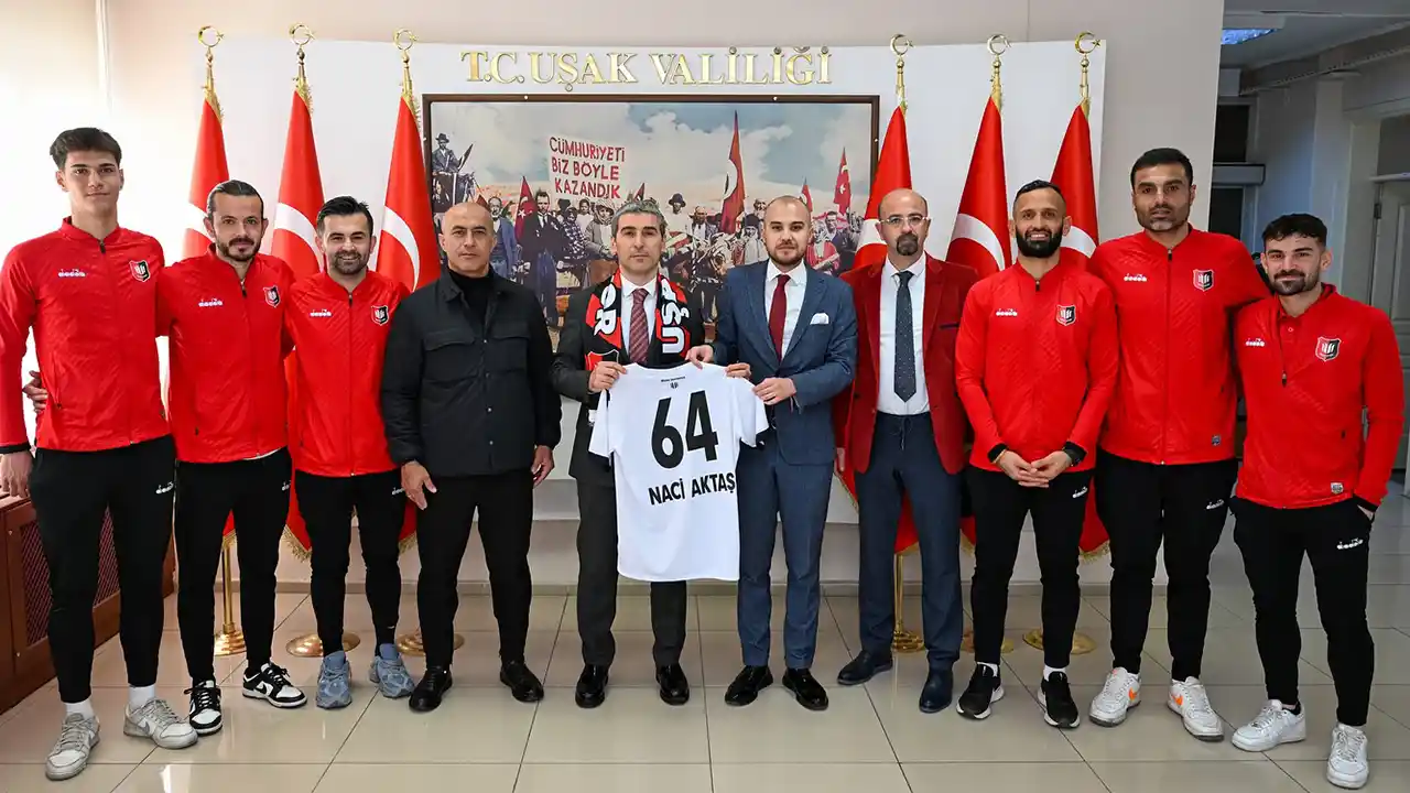 Uşakspor Yönetimi ve Futbolcuları Vali Aktaş’ı Ziyaret Etti