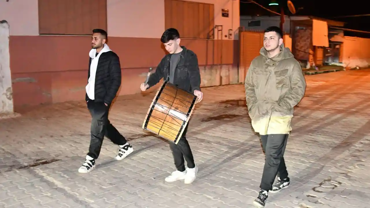 Torbalı'da gençler, sahurda davul çalma geleneğini yaşatıyor