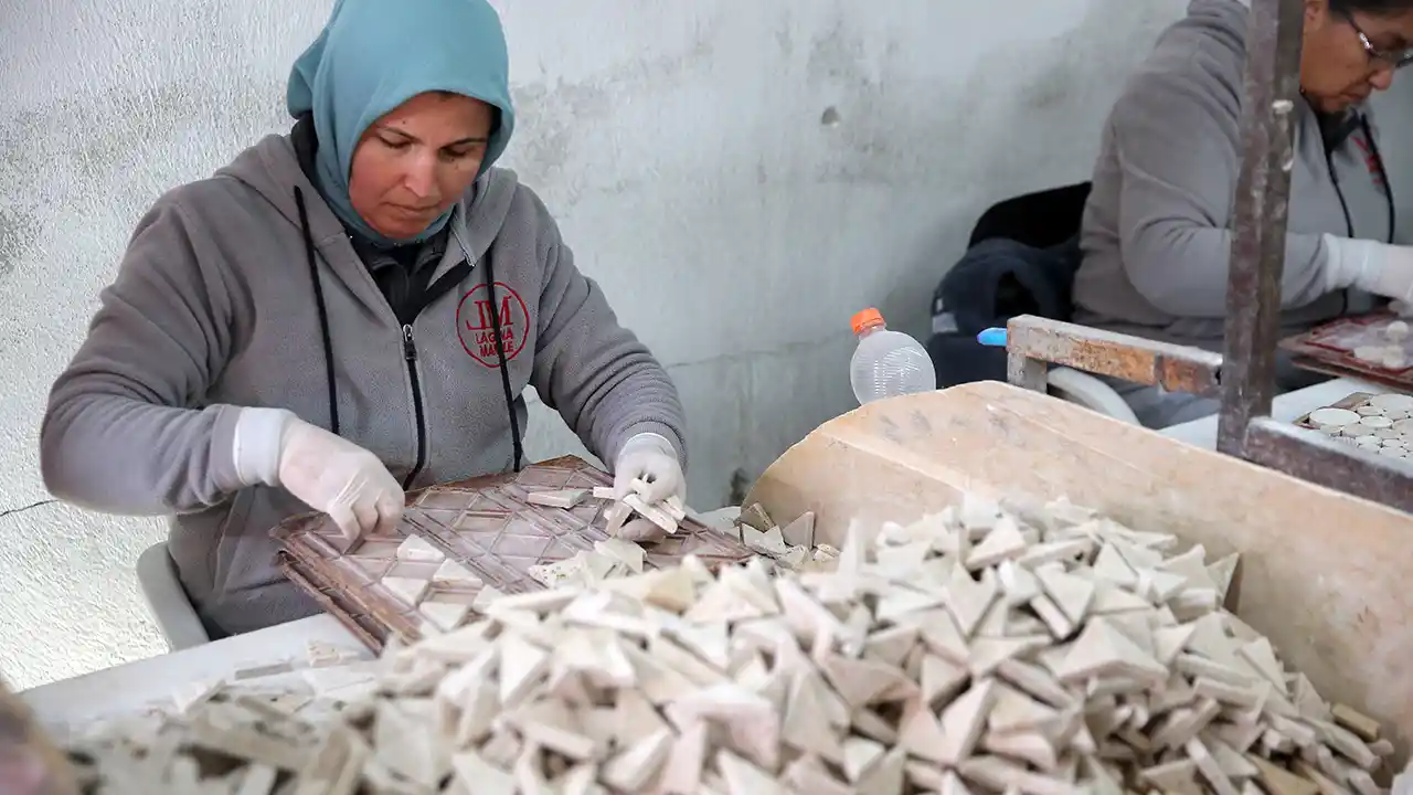 Kadınlar ekmeklerini mermerden çıkartıyor