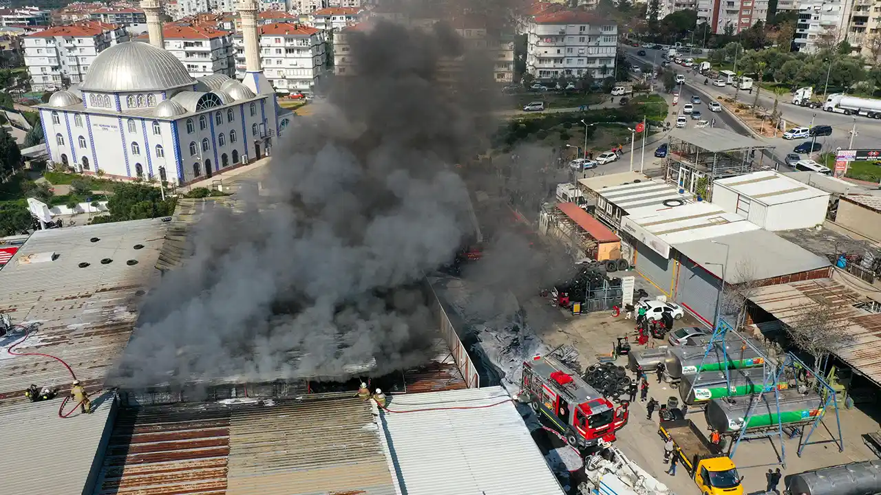 İzmir'de bir oto lastikçide çıkan yangına müdahale ediliyor