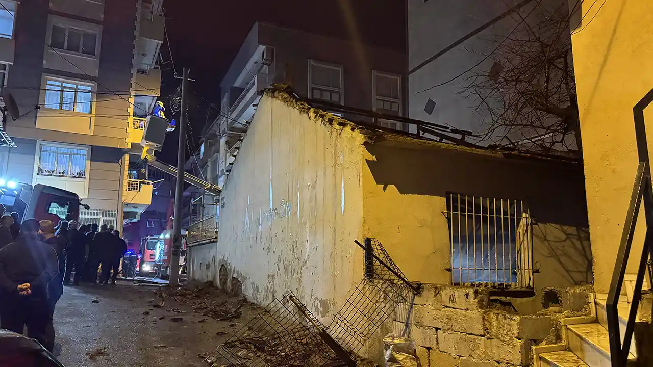 İzmir'de çıkan yangında müstakil ev kullanılamaz hale geldi