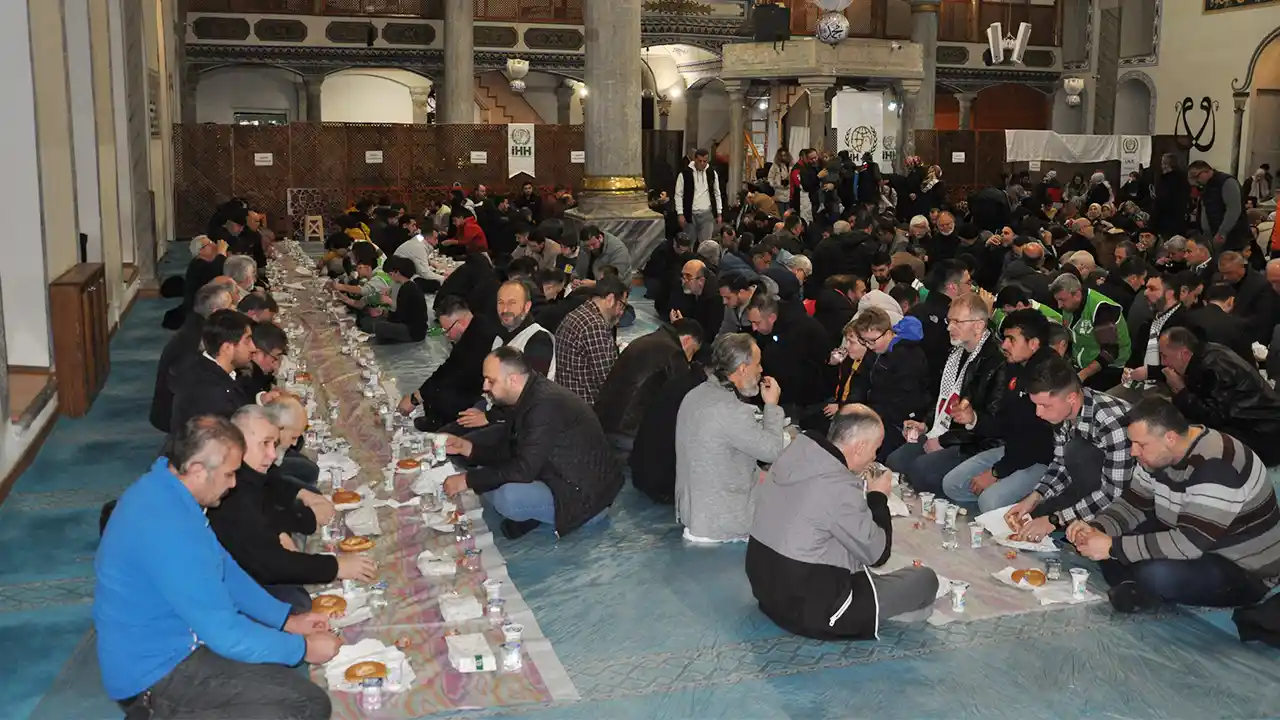 Kütahya'da hurma, su, ayran ve simitle "Ümmet İftarı" programı düzenlendi