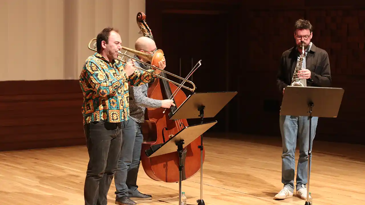 32. İzmir Avrupa Caz Festivali'nde "Un Loco Poco Trio" konseri verildi