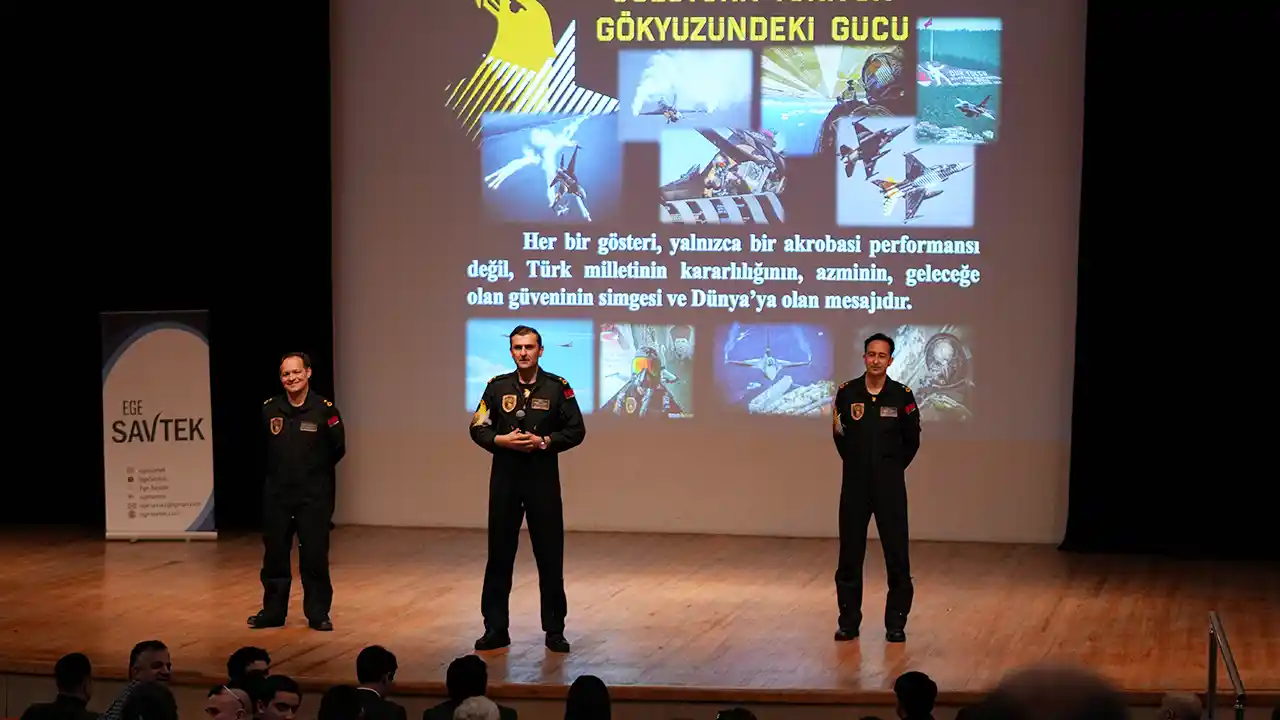SOLOTÜRK pilotları İzmir'de üniversite öğrencileriyle buluştu