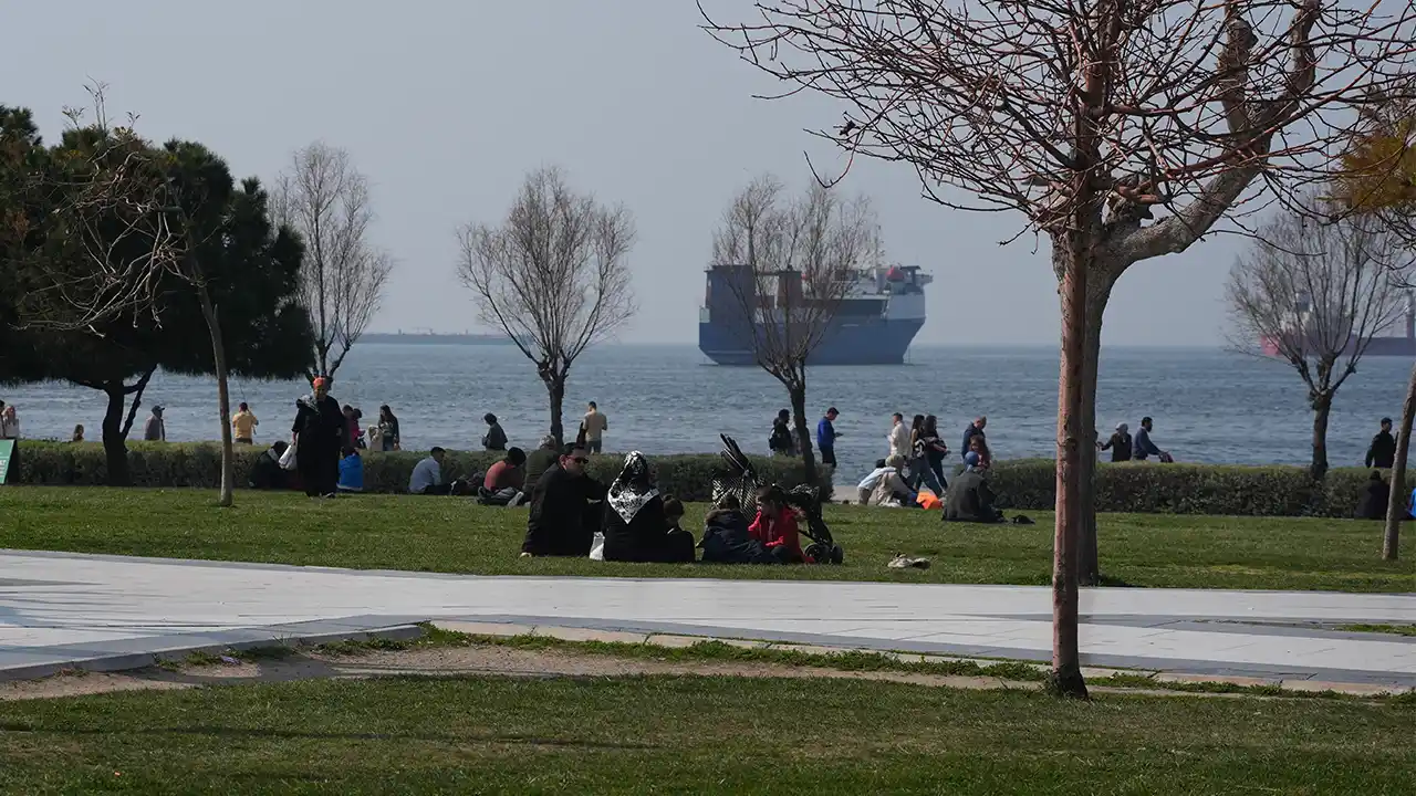 İzmir'de güneşli havayı fırsat bilenler açık alanlarda vakit geçirdi