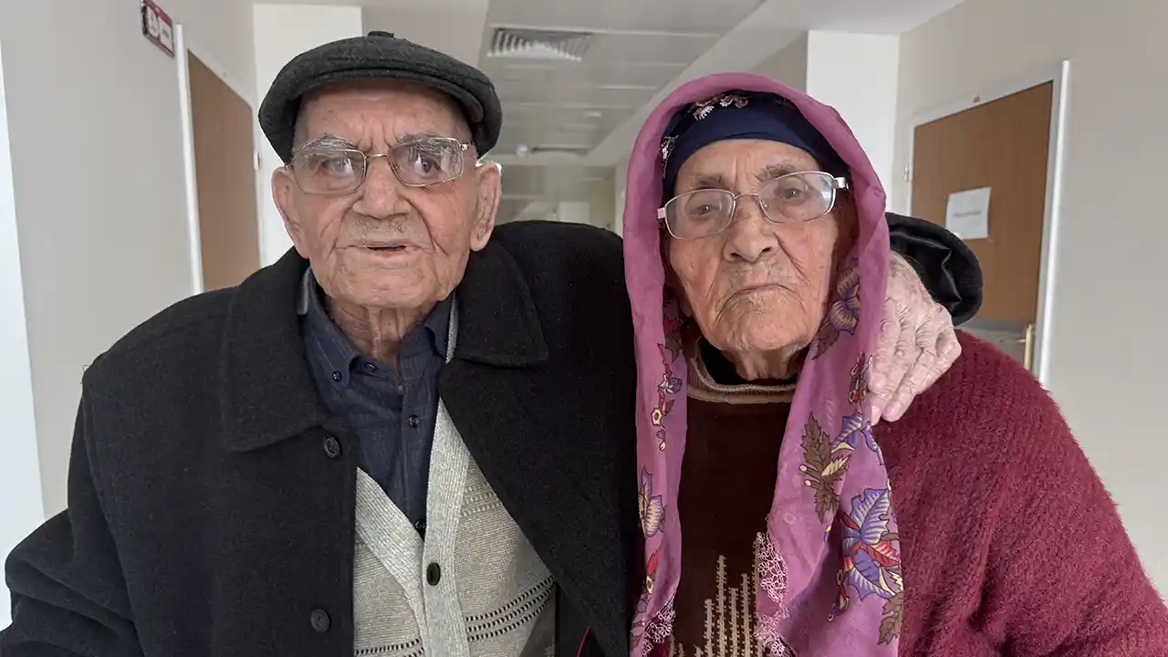 Huzurevinin 67 yıllık evli çifti, birbirlerine olan sevgileriyle örnek gösteriliyor
