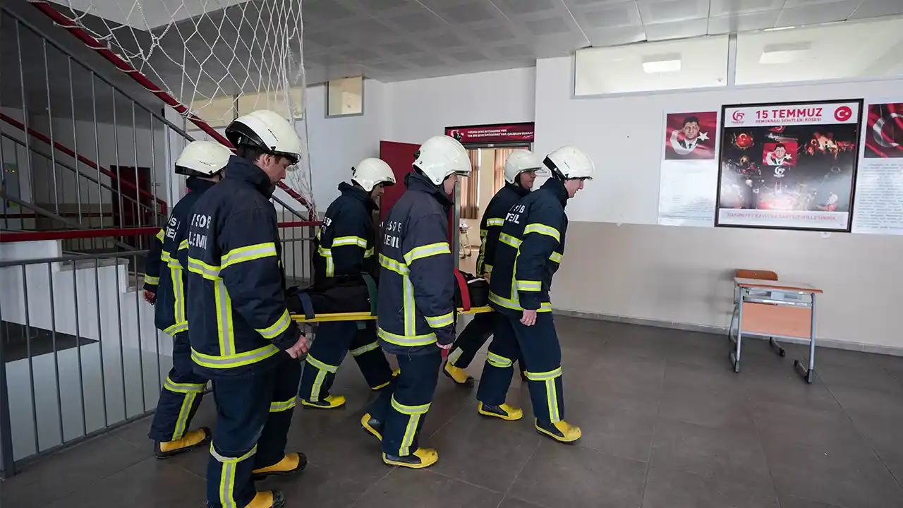 Liseli itfaiyeciler, gerçeği aratmayan tatbikatlarla mesleğin zorluklarını öğreniyor