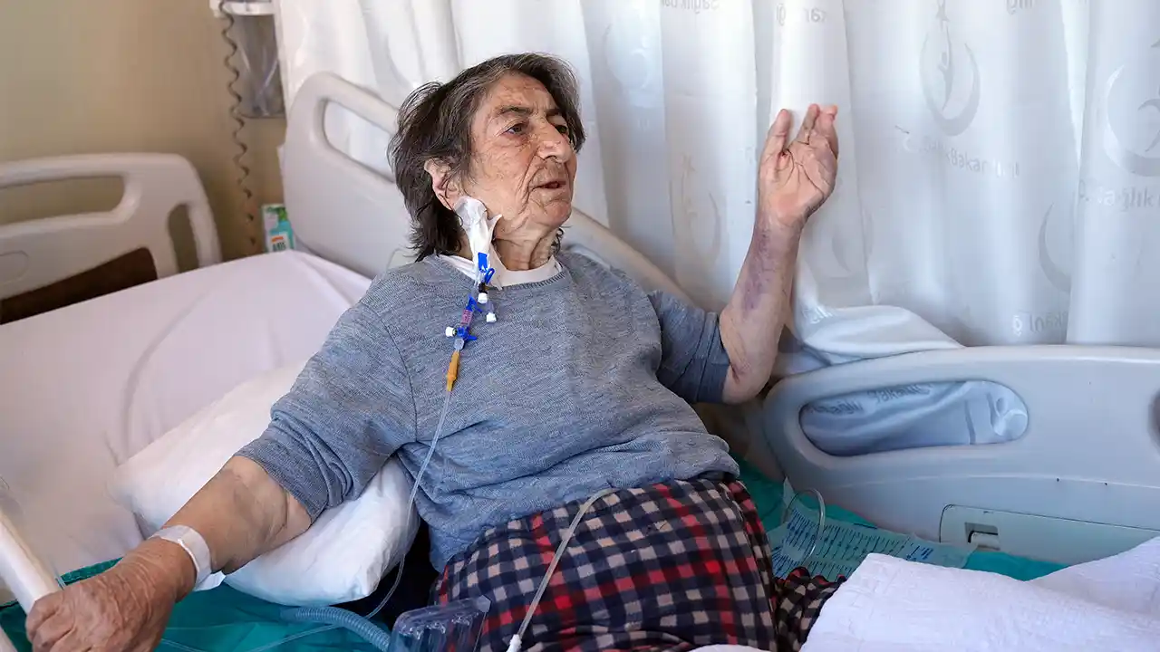 90 yaşındaki hastanın karnından yaklaşık 11 kilogramlık tümör çıkarıldı