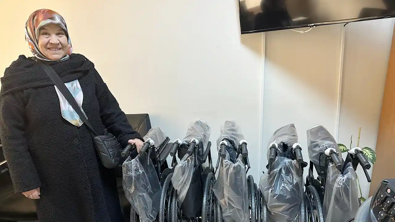 Gurbetçi Kadın, Engelliler İçin 11 Adet Sandalye Hediye Etti