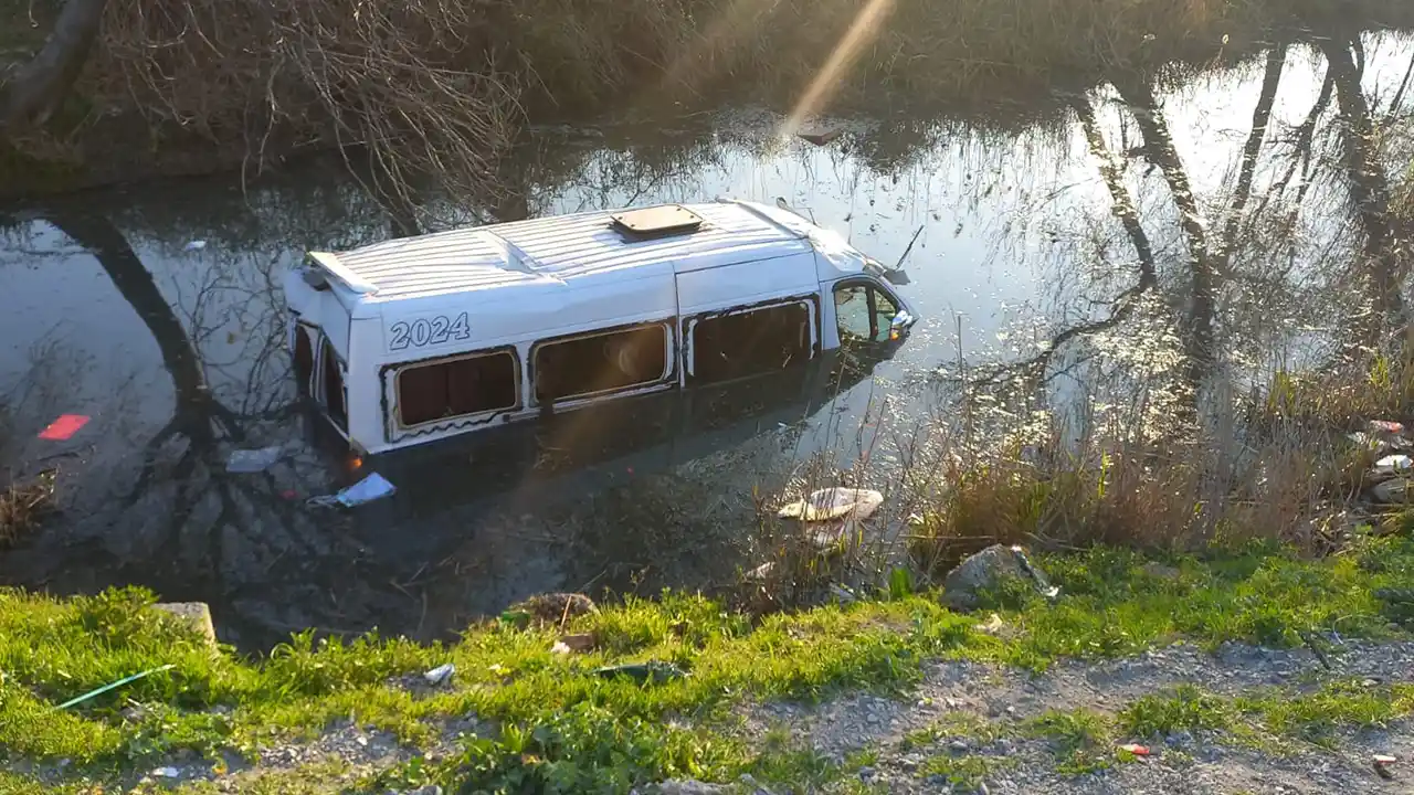 Manisa'da işçileri taşıyan minibüsün dereye devrilmesi sonucu 8 kişi yaralandı