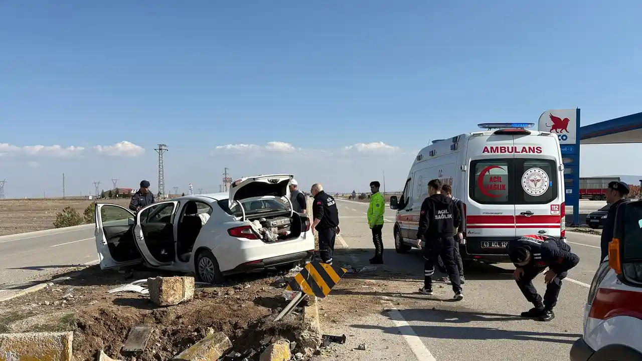 Afyonkarahisar'da otomobilin refüje çarpması sonucu 5 kişi yaralandı