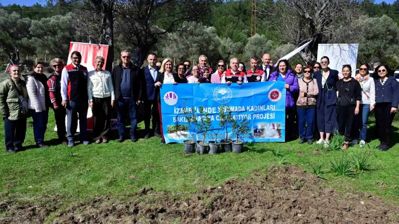 Urla'da kadın çiftçiler sakız fidanlarını toprakla buluşturdu