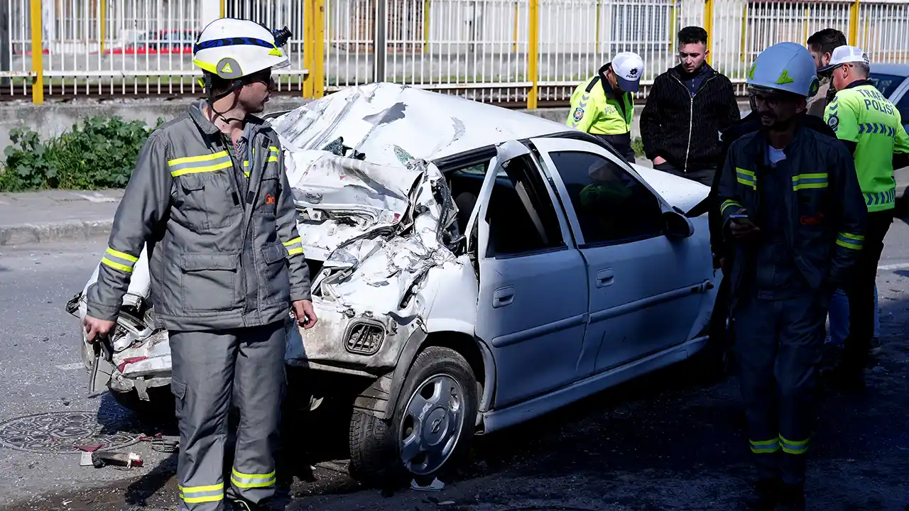 İzmir'de park halindeki 5 araca çarpan otomobilin sürücüsü yaralandı