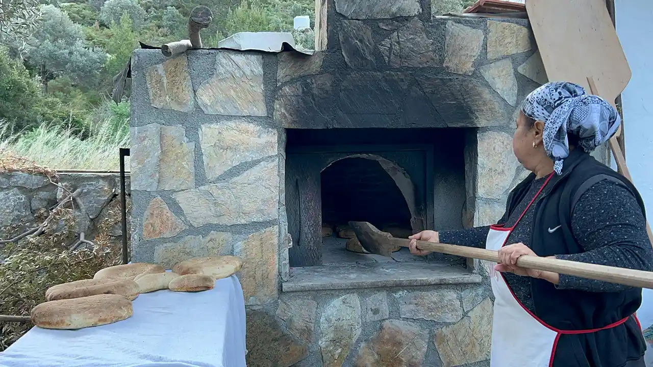 Datça'nın yöresel köy ekmeğinin üretimi geleneksel yöntemlerle sürüyor