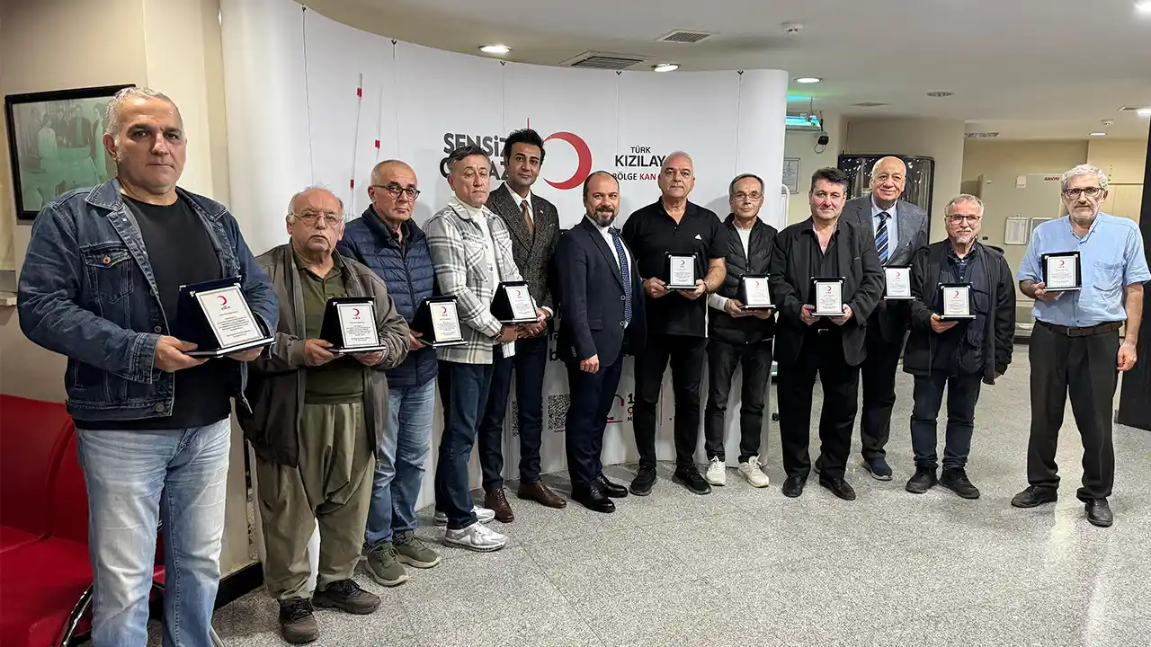Türk Kızılaydan Ege'deki rekortmen kan bağışçılarına plaket