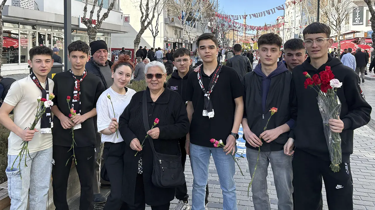Uşak’ta Beşiktaşlı Gençlerden Kadınlara Karanfil Sürprizi!