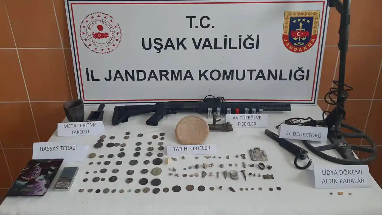 Lidya Dönemine Ait Paralar ve Ruhsatsız Silah Ele Geçirildi