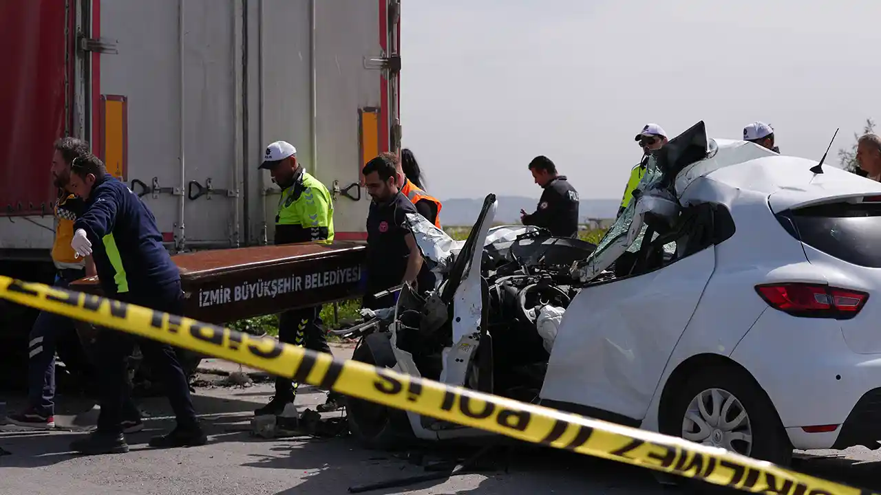İzmir'de tıra çarpan otomobil sürücüsü öldü