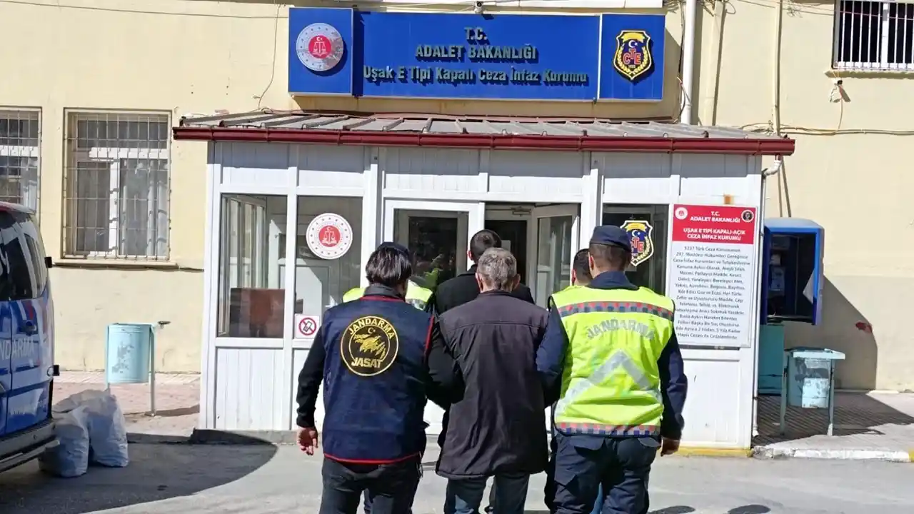 Firari Hükümlü Baba ve Oğlu Tavan Arasında Yakalandı!