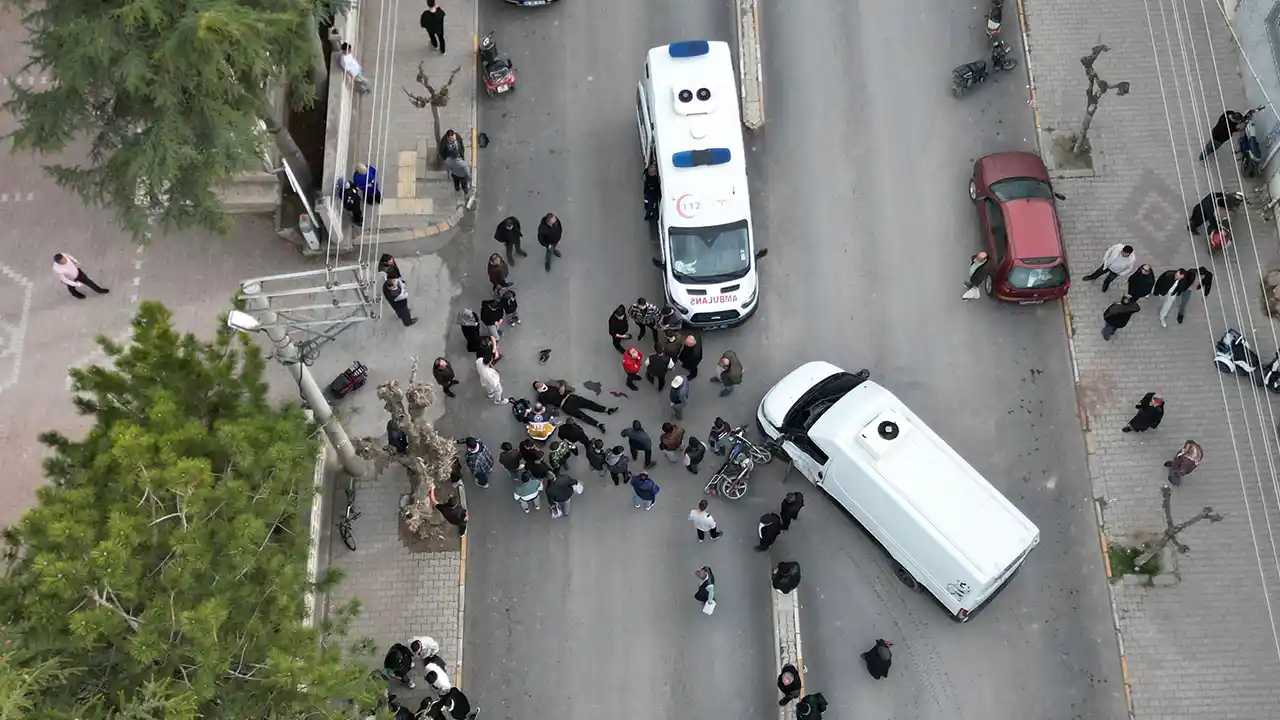 Afyonkarahisar'da kamyonet ile çarpışan motosikletteki 2 kişi yaralandı