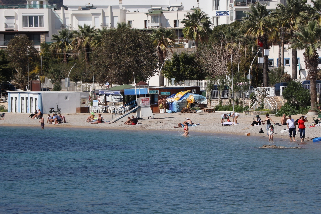 Muğla'da sıcak hava nedeniyle sahillerde yoğunluk yaşanıyor