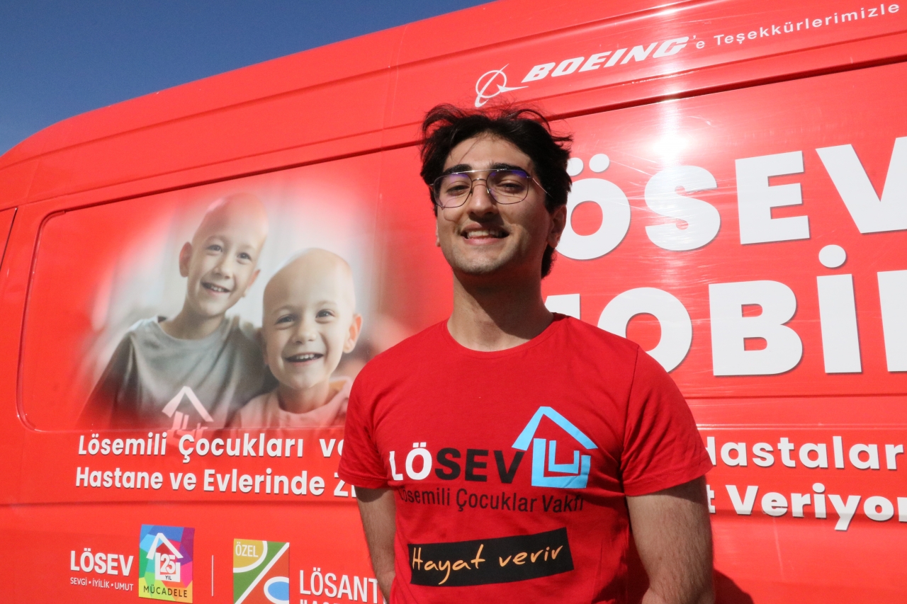 İzmir'de kanserle mücadele eden aileler için gıda paketleri hazırladı