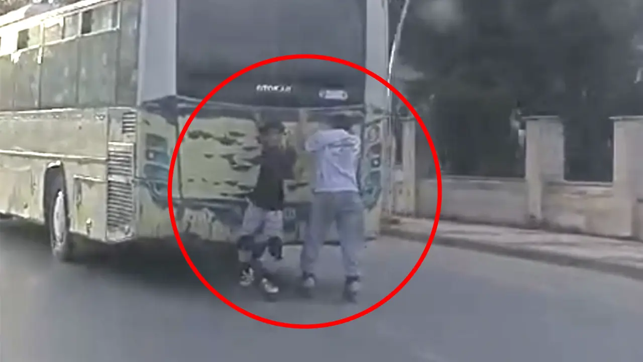 Uşak’ta Gençler Ölümle Oynadı! Otobüse Tutunarak Seyahat Ettiler