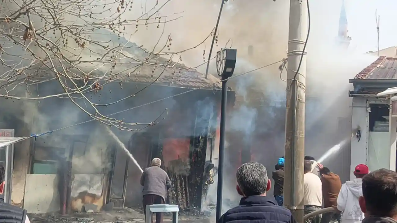 Afyonkarahisar'da manifatura dükkanında yangın çıktı