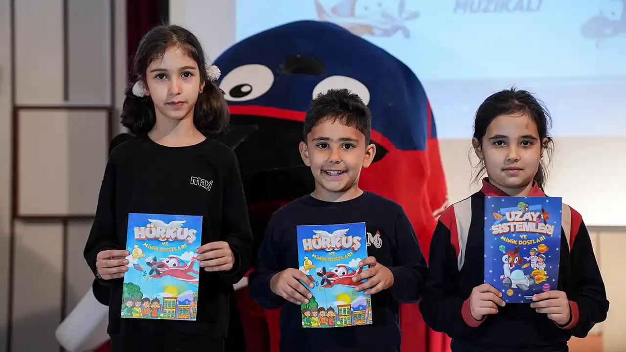 İzmir'de minik öğrenciler, yerli ve milli hava araçlarını müzikalle tanıdı