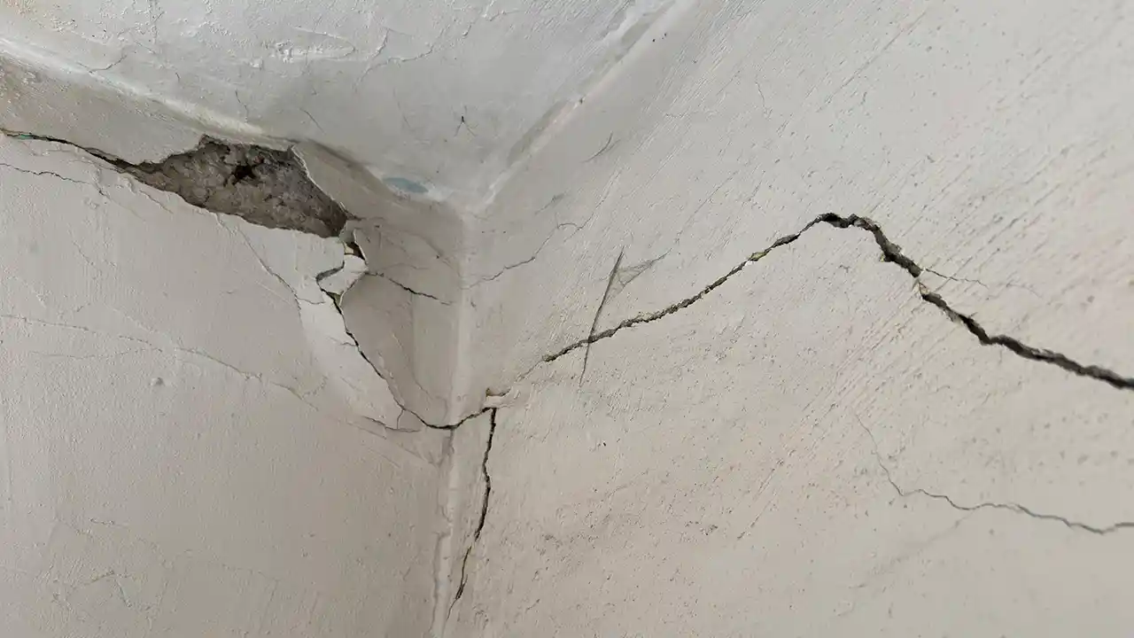 İzmir'de tünel inşaatı nedeniyle evlerin duvarlarında çatlak oluştu