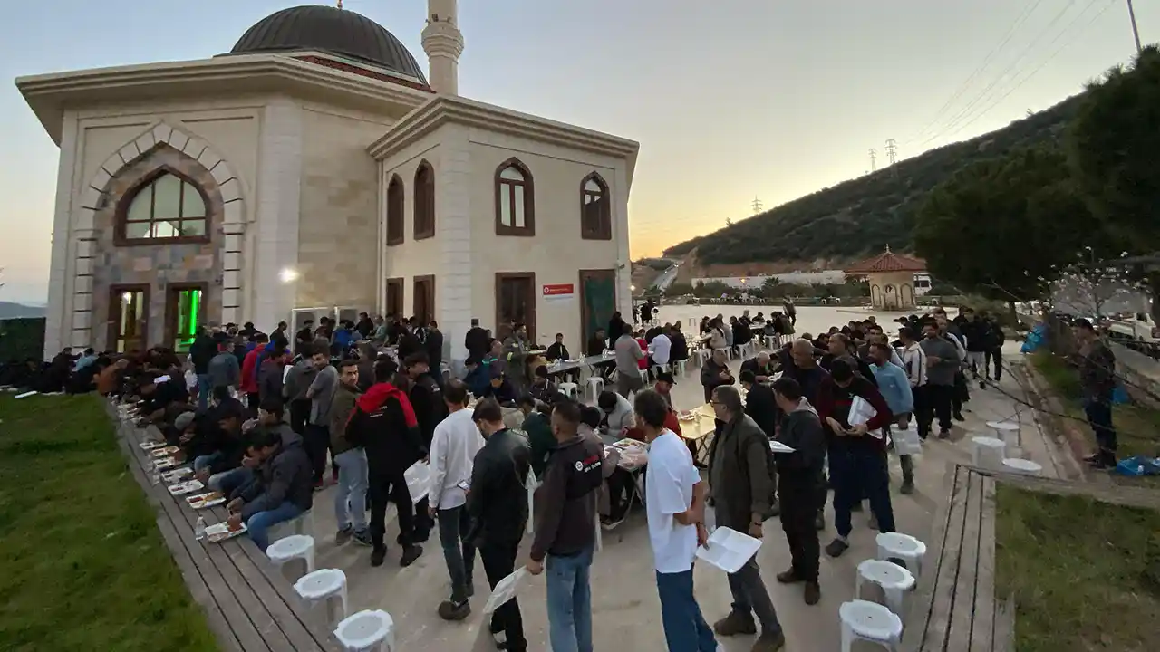 Bodrum'da bir imam, cami avlusunda iftar sofrası kuruyor