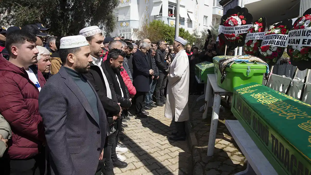 Aydın'da yangında ölen itfaiye erinin eşi ve 2 çocuğunun cenazesi defnedildi
